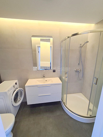 Fasādes māja, renovēta māja, ieeja no ielas un pagalma, ir lifts, kāpņu telpa pēc kapitālā Rīga - foto 10