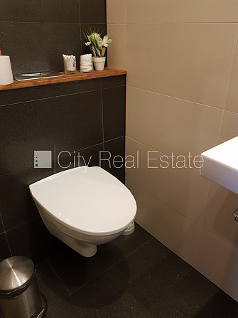 Fasādes māja, renovēta māja, ir lifts, kāpņu telpa pēc kapitālā remonta, viena istaba Rīga - foto 9