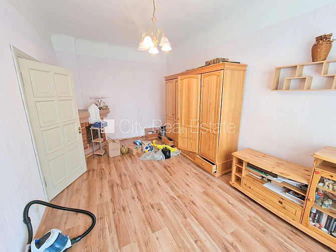 Zeme īpašumā, pagalma ēka, renovēta māja, slēgts pagalms, ieeja no ielas un pagalma, kāpņu Rīga - foto 3