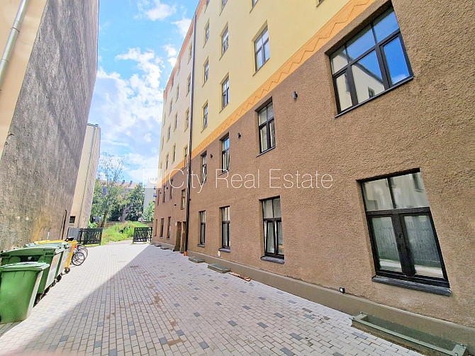 Фасадный дом, реновированный дом, закрытый двор, вход с улицы, мансарда, лифт, Рига - изображение 17