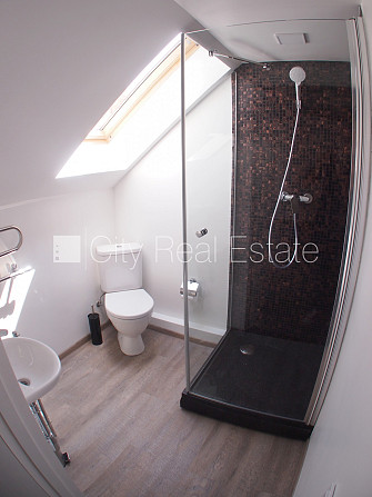 Фасадный дом, реновированный дом, вход с улицы, лестничная клетка после Рига - изображение 19