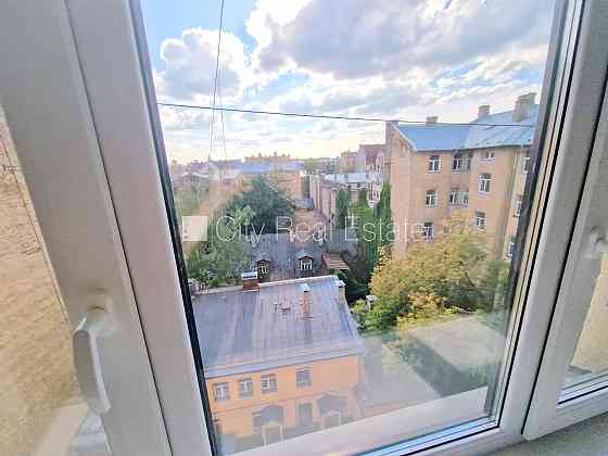 Здание во дворе, реновированный дом, закрытый двор, вход с улицы и со двора, Рига