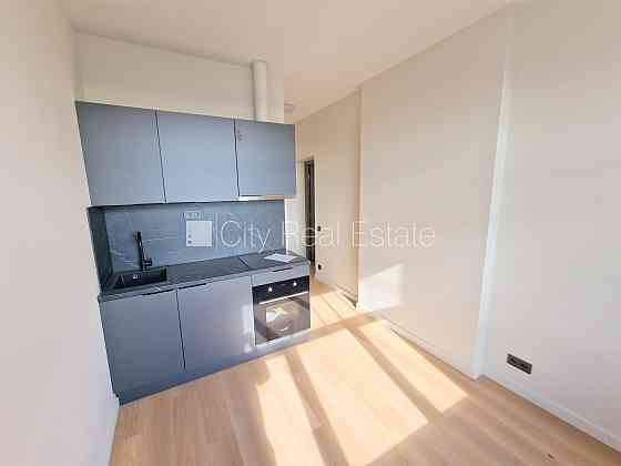 Здание во дворе, реновированный дом, закрытый двор, вход с улицы и со двора, Рига