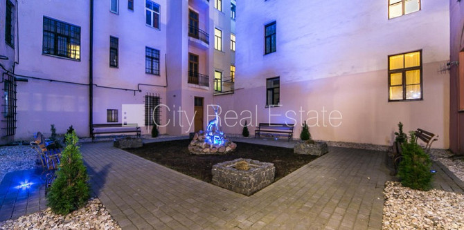 Здание во дворе, реновированный дом, закрытый двор, объект охраняет физическая Рига - изображение 17