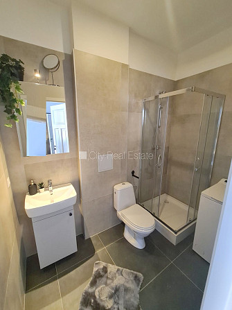 Фасадный дом, реновированный дом, вход с улицы, лестничная клетка после Рига - изображение 12