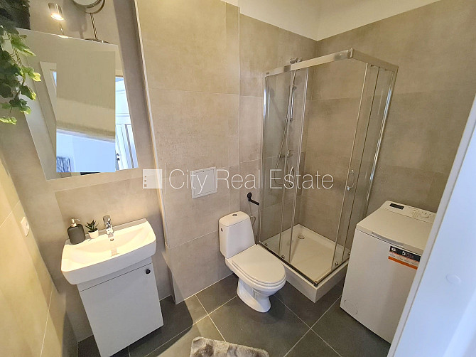 Фасадный дом, реновированный дом, вход с улицы, лестничная клетка после Рига - изображение 13