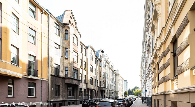 Zeme īpašumā, fasādes māja, renovēta māja, ieeja no pagalma, kāpņu telpa pēc kosmētiskā Rīga - foto 13