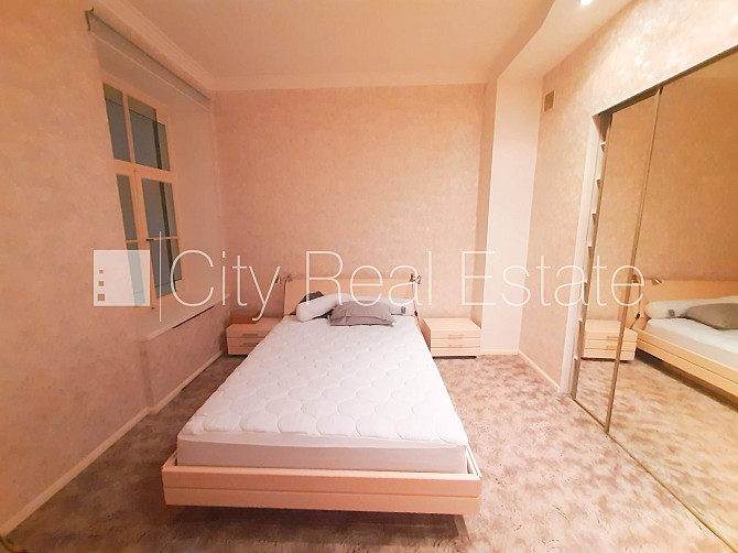 Zeme īpašumā, fasādes māja, renovēta māja, ieeja no pagalma, kāpņu telpa pēc kosmētiskā Rīga - foto 5