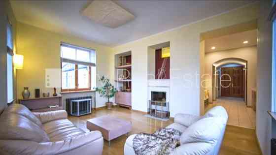 Фасадный дом, реновированный дом, вход с улицы, лестничная клетка после Рига