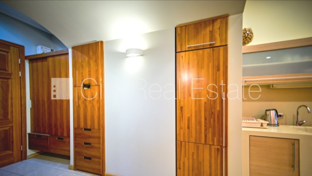 Фасадный дом, реновированный дом, вход с улицы, лестничная клетка после Рига - изображение 8