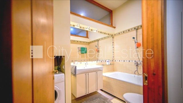 Фасадный дом, реновированный дом, вход с улицы, лестничная клетка после Рига - изображение 12