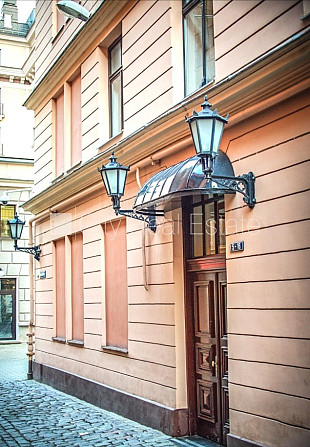 Фасадный дом, реновированный дом, вход с улицы, лестничная клетка после Рига - изображение 14