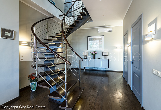 Благоустроенный озеленённый двор, закрытый двор, въездные ворота оснащены Рига - изображение 19