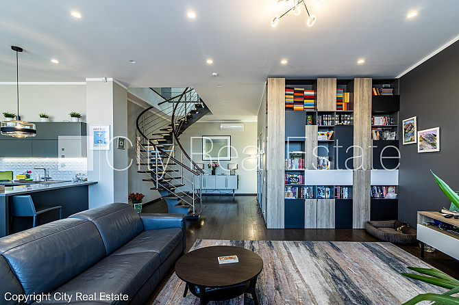 Благоустроенный озеленённый двор, закрытый двор, въездные ворота оснащены Рига - изображение 13