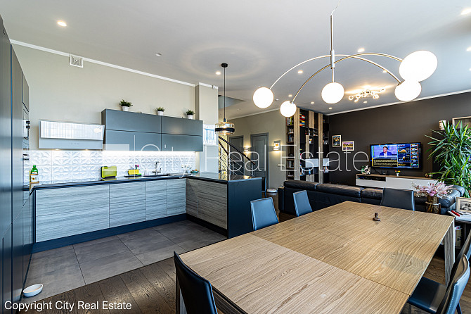 Благоустроенный озеленённый двор, закрытый двор, въездные ворота оснащены Рига - изображение 3