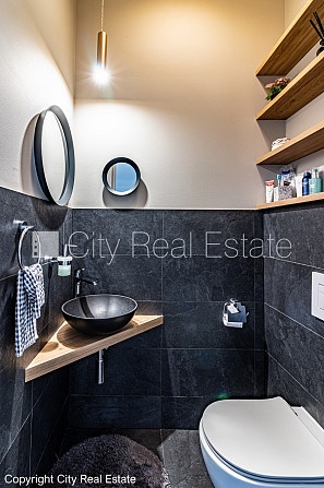 Благоустроенный озеленённый двор, закрытый двор, въездные ворота оснащены Рига - изображение 15