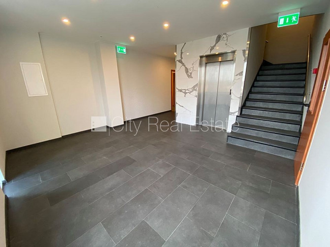 Фасадный дом, реновированный дом, закрытый двор, вход с улицы, лифт, лестничная Рига - изображение 9