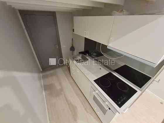 Фасадный дом, реновированный дом, закрытый двор, вход с улицы, лестничная клетка Рига