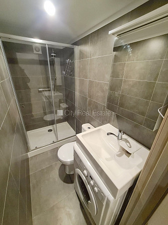 Фасадный дом, реновированный дом, закрытый двор, вход с улицы, лестничная клетка Рига - изображение 10