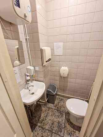 Фасадный дом, реновированный дом, вход с улицы, лифт, лестничная клетка после Рига