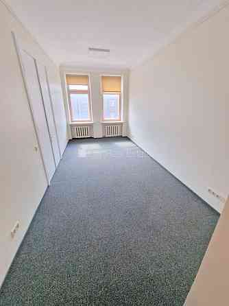 Фасадный дом, реновированный дом, вход с улицы, лифт, лестничная клетка после Рига