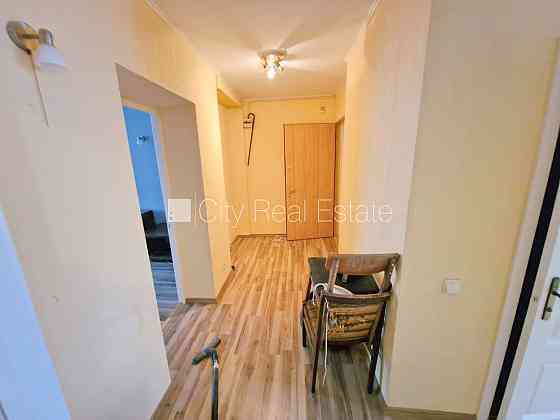 Фасадный дом, реновированный дом, вход с улицы, лестничная клетка после Рига