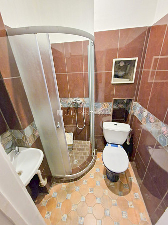 Фасадный дом, реновированный дом, вход с улицы, лестничная клетка после Рига - изображение 14