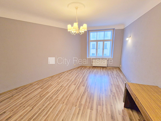 Фасадный дом, реновированный дом, вход с улицы, лестничная клетка после Рига - изображение 2