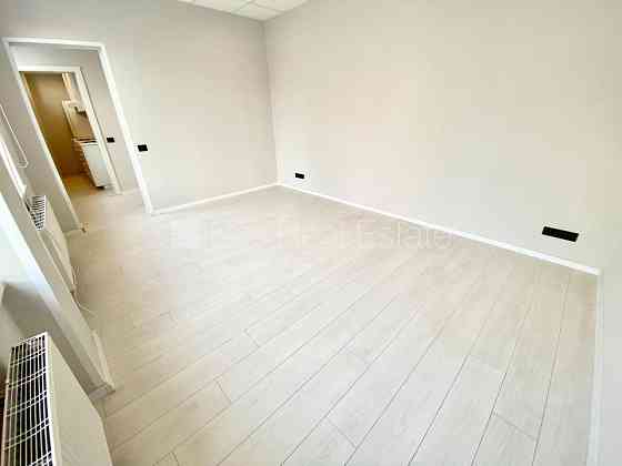 Фасадный дом, реновированный дом, вход с улицы, лифт, лестничная клетка после Рига