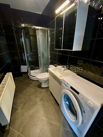 Фасадный дом, реновированный дом, вход с улицы, лифт, лестничная клетка после Рига - изображение 11