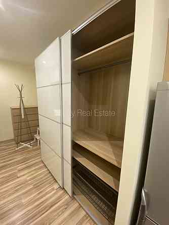 Здание во дворе, реновированный дом, закрытый двор, вход со двора, окна выходят во Рига