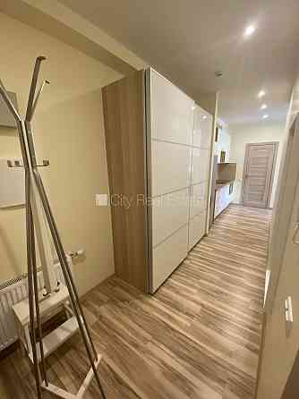 Здание во дворе, реновированный дом, закрытый двор, вход со двора, окна выходят во Рига