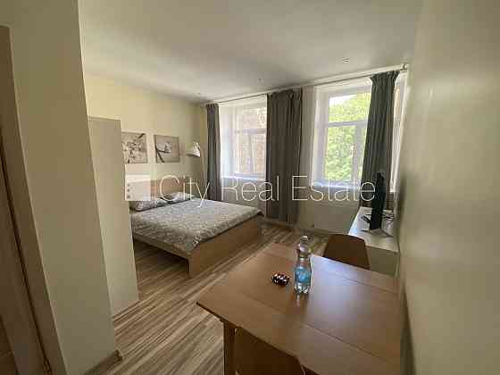 Здание во дворе, реновированный дом, закрытый двор, вход со двора, окна выходят во Рига