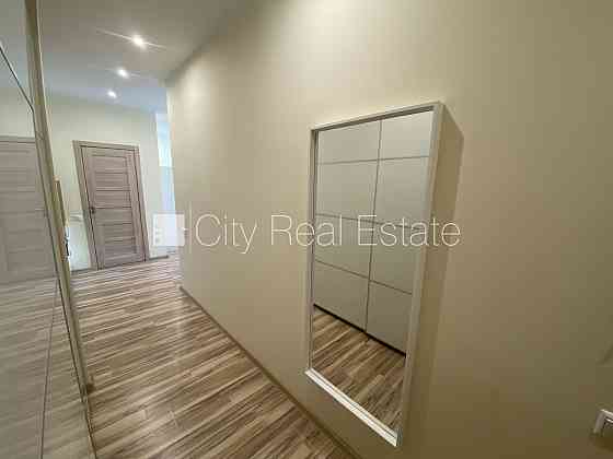 Здание во дворе, реновированный дом, закрытый двор, вход со двора, окна выходят во Рига