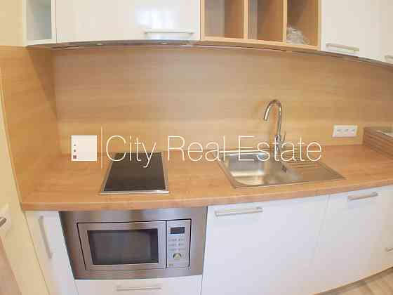 Здание во дворе, реновированный дом, благоустроенная озеленённая территория, Рига