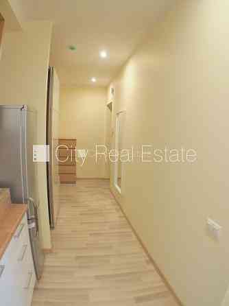 Здание во дворе, реновированный дом, благоустроенная озеленённая территория, Рига