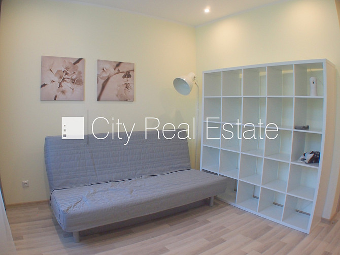 Здание во дворе, реновированный дом, благоустроенная озеленённая территория, Рига - изображение 3