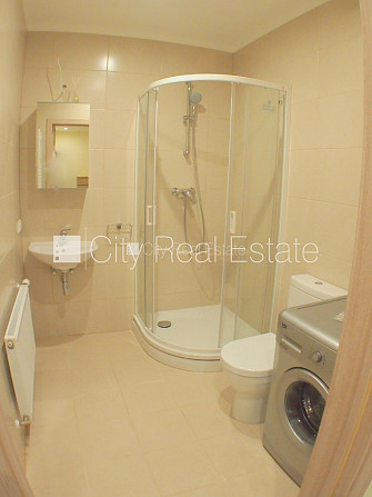 Здание во дворе, реновированный дом, благоустроенная озеленённая территория, Рига - изображение 7