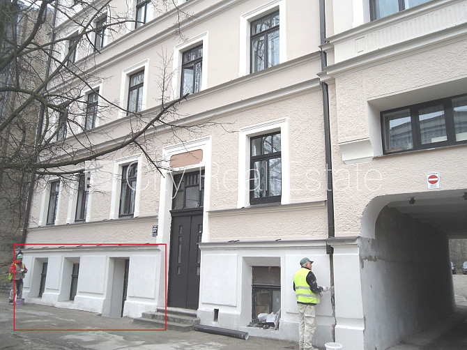 Фасадный дом, реновированный дом, место для машины, вход с улицы, полуподвал, окна Рига - изображение 13