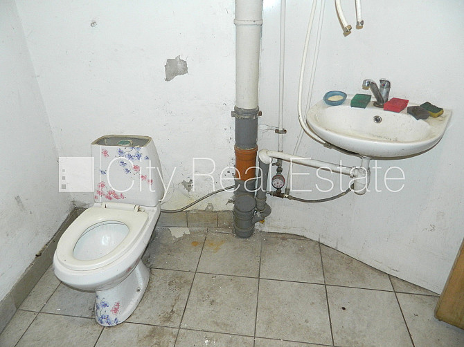 Фасадный дом, реновированный дом, место для машины, вход с улицы, полуподвал, окна Рига - изображение 10