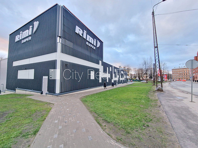 Фасадный дом, реновированный дом, место для машины, вход с улицы, полуподвал, окна Рига - изображение 18