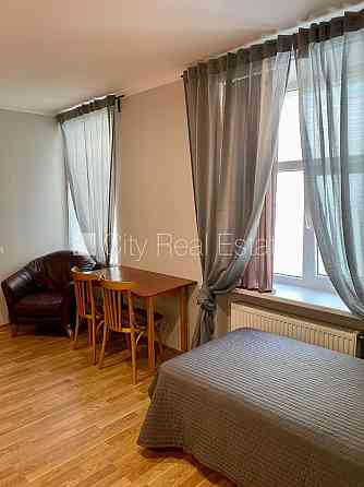 Фасадный дом, реновированный дом, закрытый двор, вход со двора, лестничная клетка Rīga