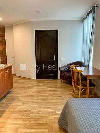 Фасадный дом, реновированный дом, закрытый двор, вход со двора, лестничная клетка Rīga