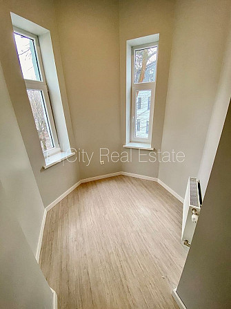 Fasādes māja, renovēta māja, ieeja no ielas, kāpņu telpa pēc kapitālā remonta, logi Rīga - foto 5