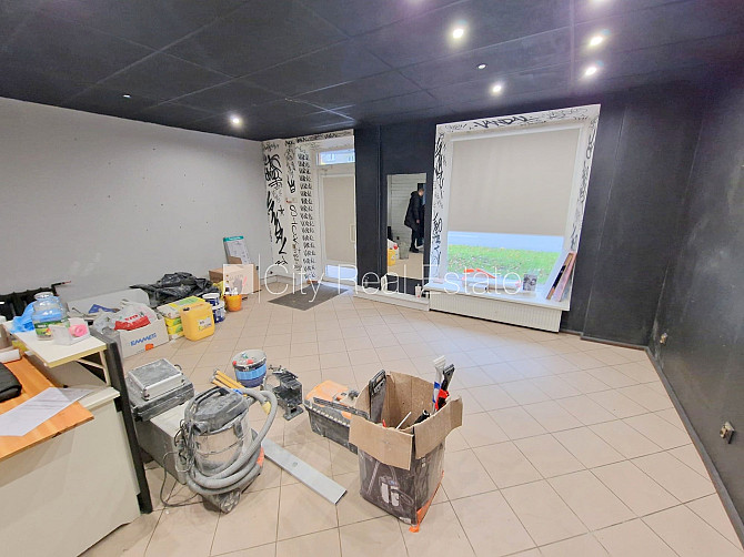 Фасадный дом, закрытый двор, место для машины, вход с улицы, окна выходят на улицу, Рига - изображение 10