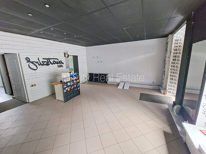 Фасадный дом, закрытый двор, место для машины, вход с улицы, окна выходят на улицу, Рига - изображение 11