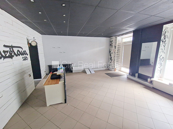 Фасадный дом, закрытый двор, место для машины, вход с улицы, окна выходят на улицу, Рига - изображение 16