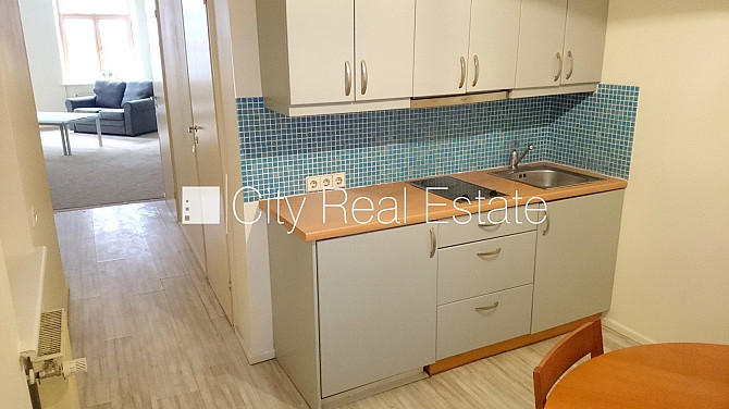 Fasādes māja, logi vērsti uz ielas pusi, guļamistabu skaits 1 gab., viena istaba izolēta, Rīga - foto 9