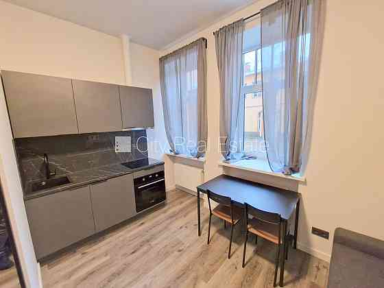 Здание во дворе, реновированный дом, закрытый двор, вход с улицы и со двора, Rīga