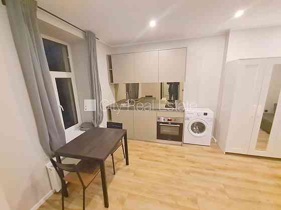 Здание во дворе, реновированный дом, закрытый двор, вход с улицы и со двора, Rīga